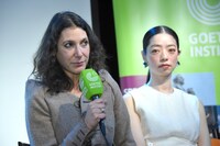 左からエミリ・アテフ、市川実和子。