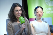 左からエミリ・アテフ、市川実和子。