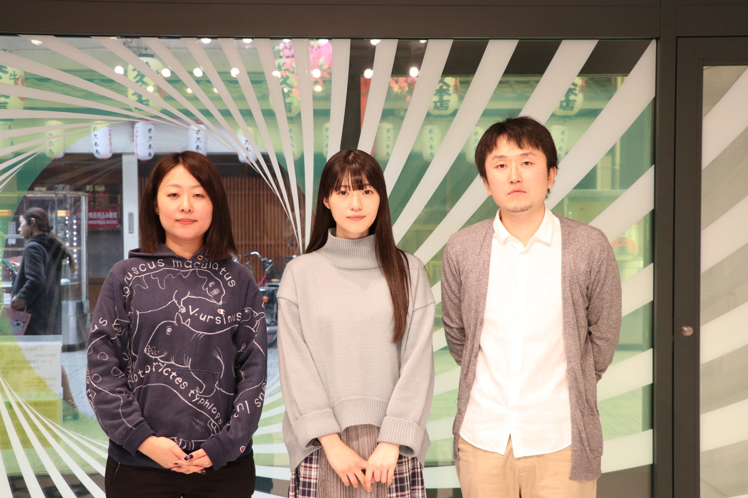 左からMCの月永理絵、兎丸愛美、西原孝至。