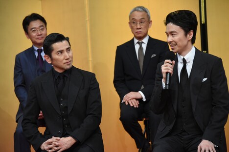 手前左から本木雅弘、長谷川博己。奥左から尾美としのり、西村まさ彦。