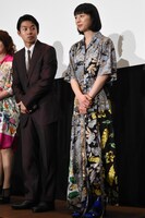 左から太賀、夏帆。