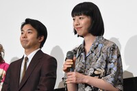 左から太賀、夏帆。