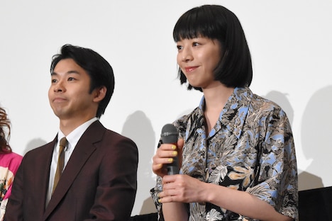 左から太賀、夏帆。