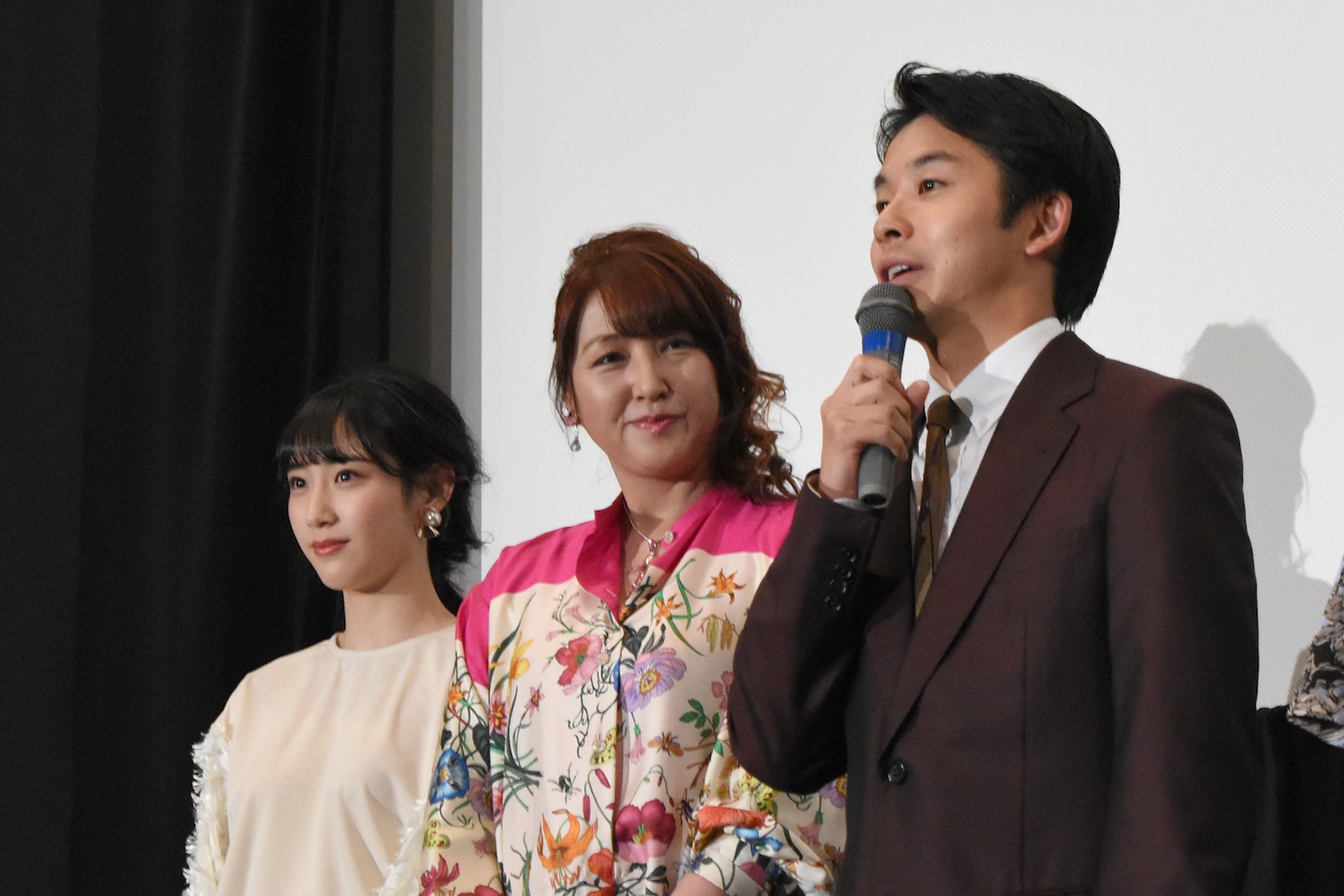 左から花岡なつみ、愛華みれ、太賀。