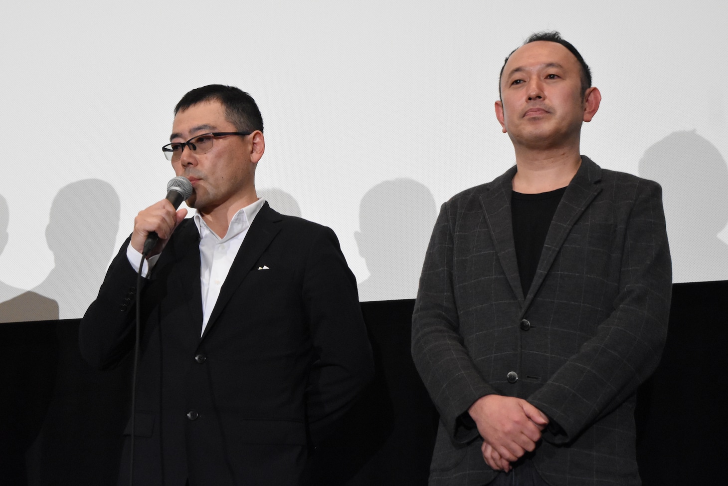 左から武正晴、足立紳。