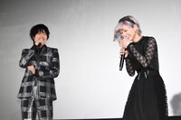 左から崎山つばさ、最上もが。