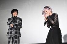 左から崎山つばさ、最上もが。