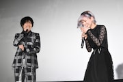 左から崎山つばさ、最上もが。