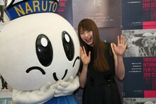 左からうずしおくん、山下リオ。