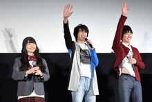 客席の子供たちに反応する登壇者たち。左から其原有沙、小池亮介、平田雄也。