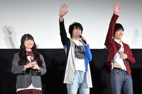 客席の子供たちに反応する登壇者たち。左から其原有沙、小池亮介、平田雄也。