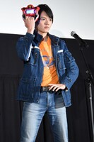 変身を披露する濱田龍臣。