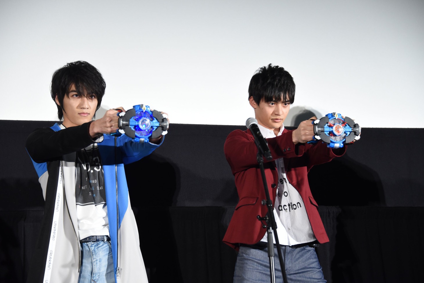 変身を披露する小池亮介（左）と平田雄也（右）。