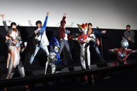 変身を披露する様子。