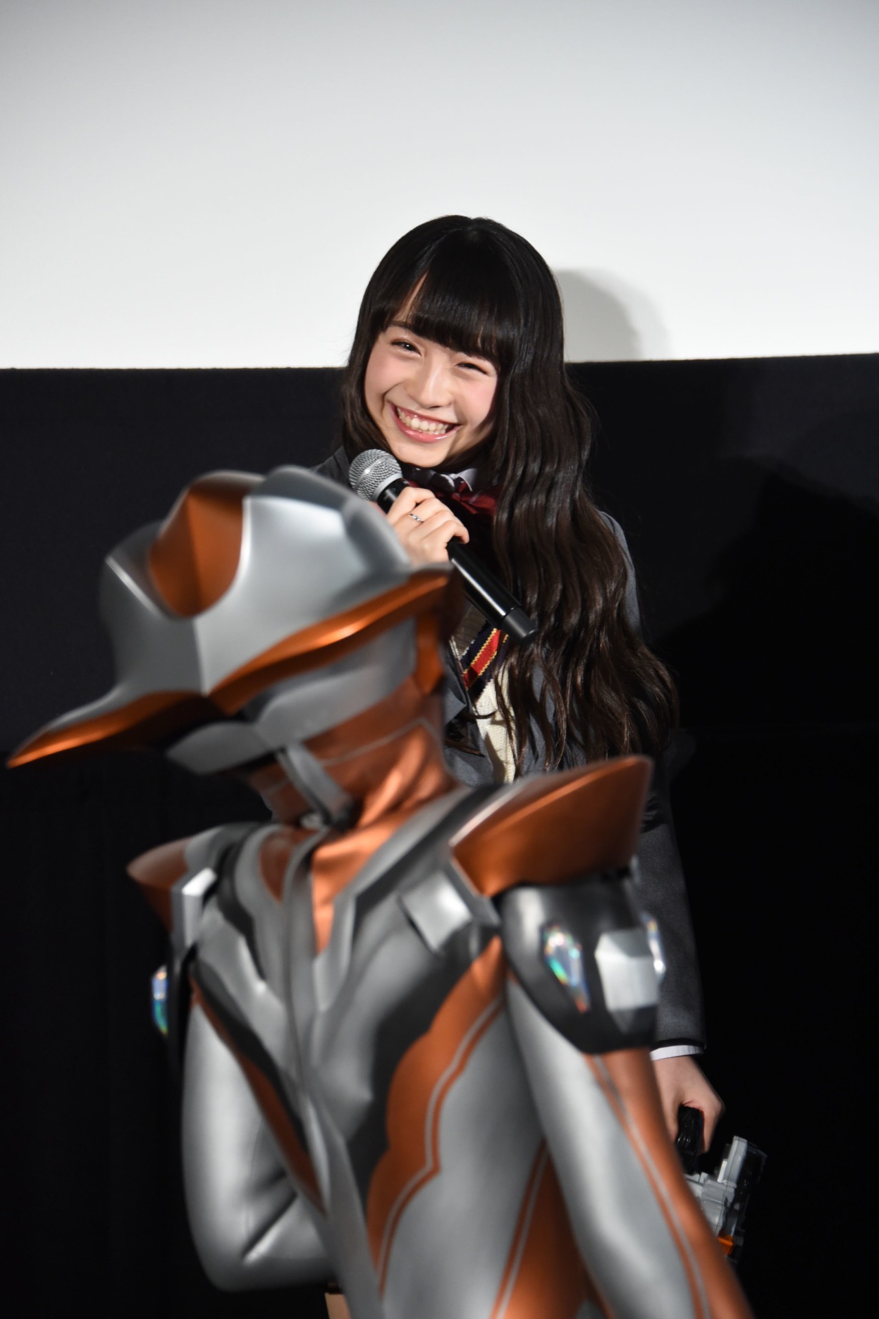 其原有沙（奥）とウルトラウーマングリージョ（手前）が見つめ合う様子。