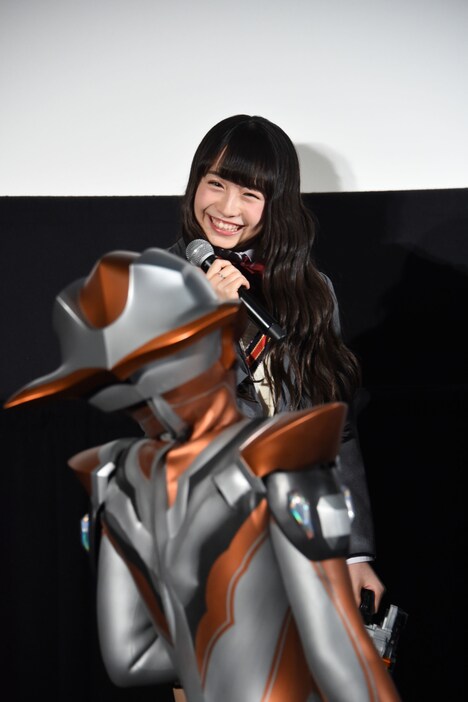 其原有沙(奥)とウルトラウーマングリージョ(手前)が見つめ合う様子。