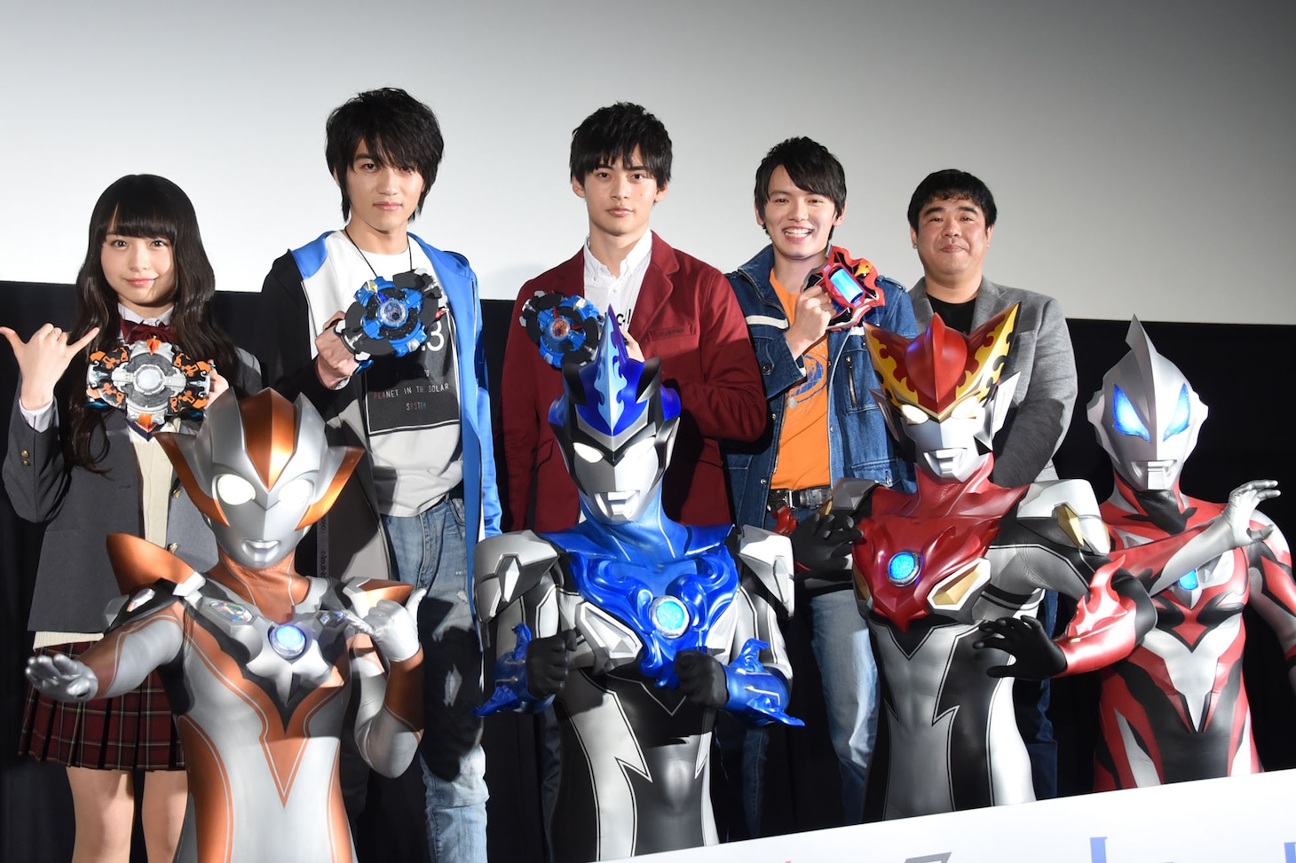 「劇場版ウルトラマンR／B セレクト！絆のクリスタル」公開記念舞台挨拶にて、後列左から其原有沙、小池亮介、平田雄也、濱田龍臣、武居正能。前列左からウルトラウーマングリージョ、ウルトラマンブル、ウルトラマンロッソ、ウルトラマンジード。