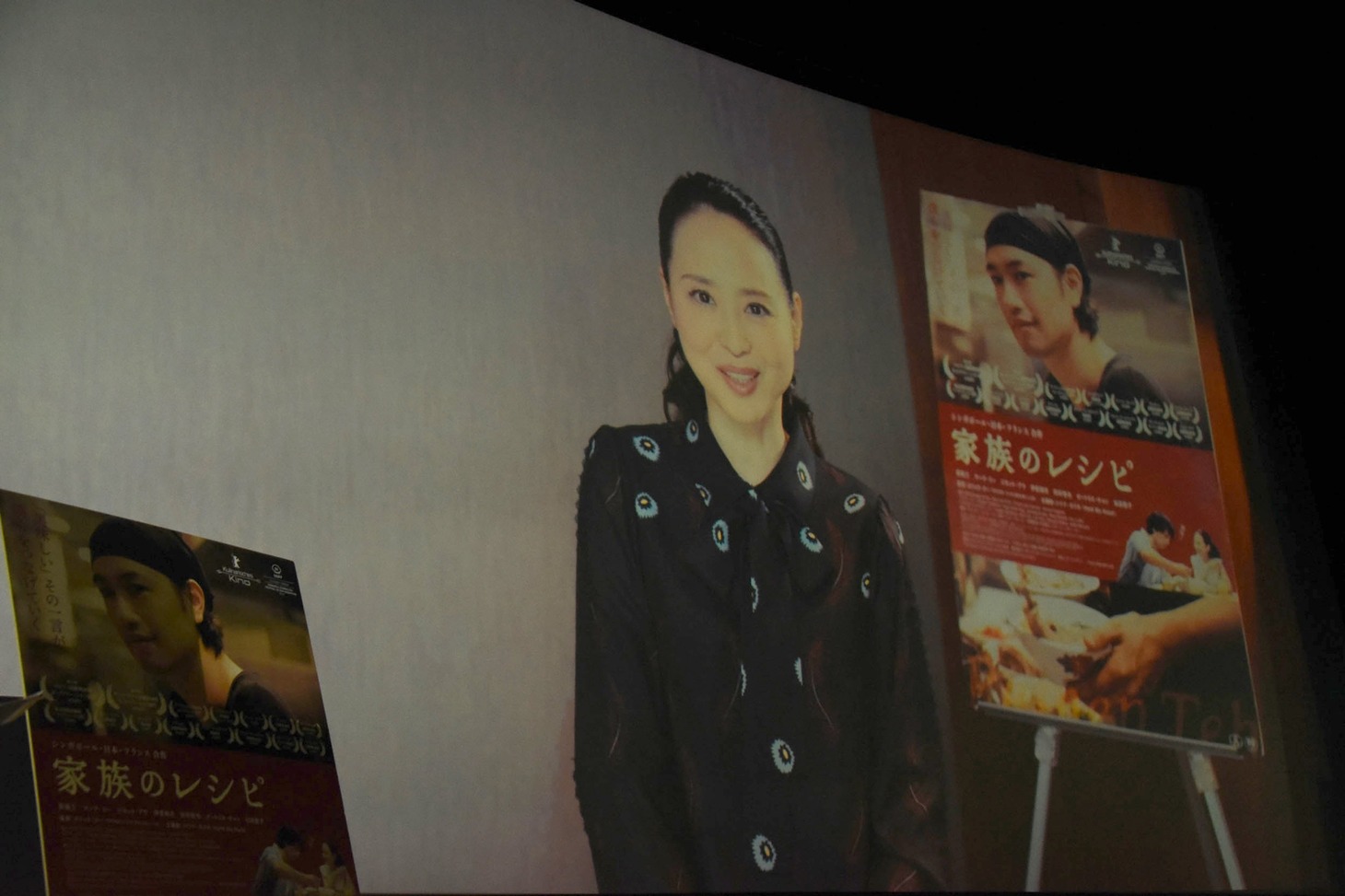 スクリーンに映し出された松田聖子からのメッセージ映像。