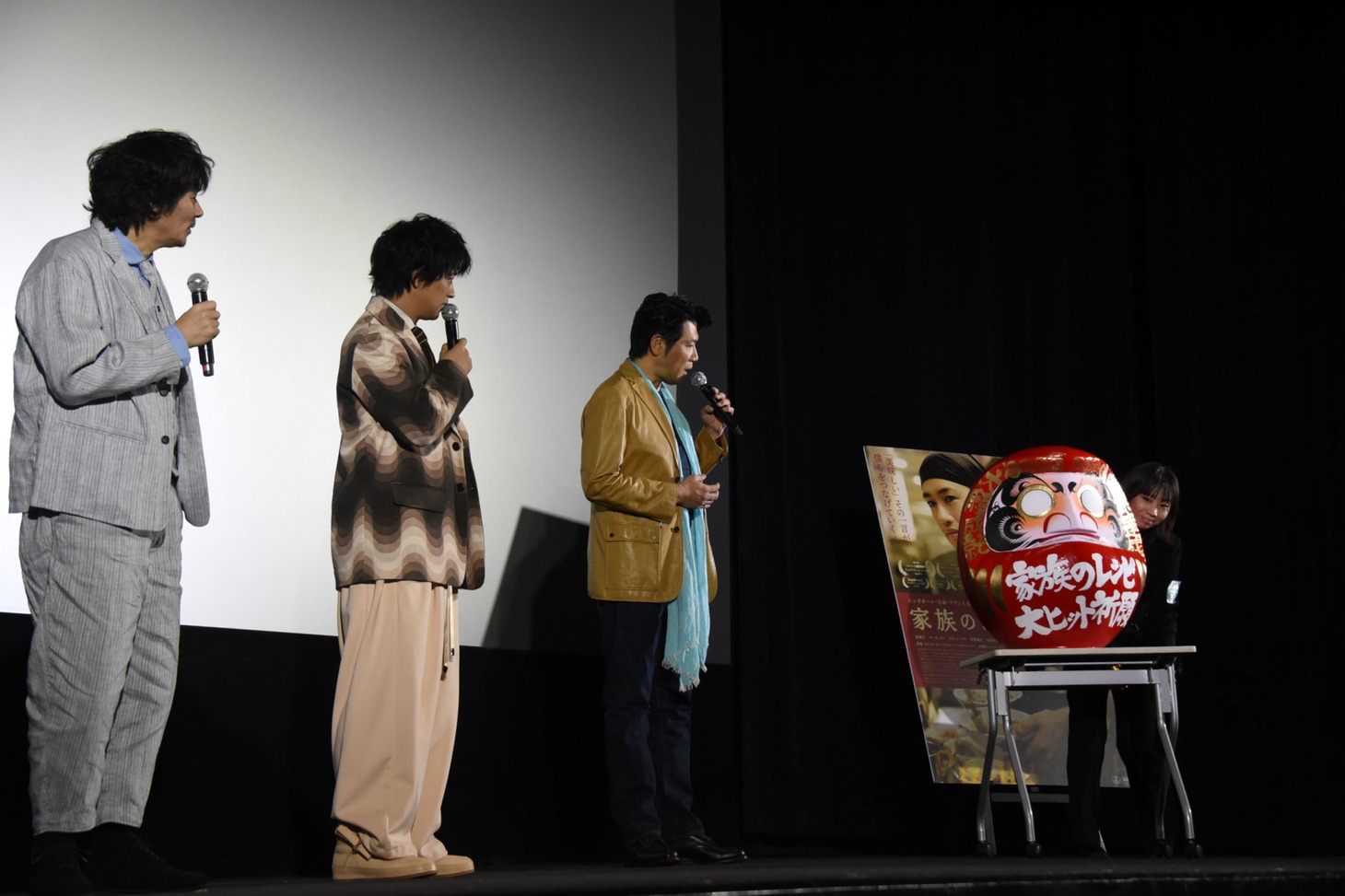 サプライズがあると聞き、斎藤工が「松田聖子さんが出てくるのかな？」と期待していたらだるまが運び込まれた場面。
