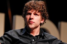 ジェシー・アイゼンバーグ（写真提供：Alexander Sandvoss / picture alliance / Mandoga Media / Newscom /ゼータ イメージ）