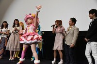 名乗りに合わせてポーズを取るキュアスター（中央左）。