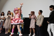 名乗りに合わせてポーズを取るキュアスター(中央左)。