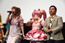 左から成瀬瑛美、キュアスター、田中裕二。