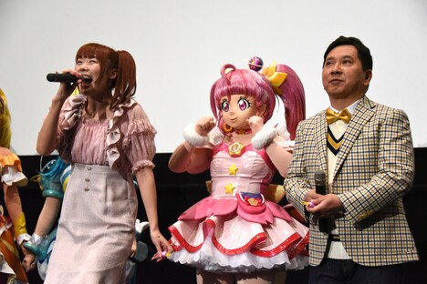 左から成瀬瑛美、キュアスター、田中裕二。