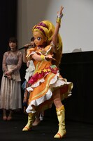 名乗りに合わせてポーズを取るキュアソレイユ。