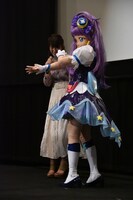 名乗りに合わせてポーズを取るキュアセレーネ（右）。