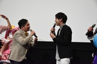 梶裕貴（右）に、「私も“小さいお友達”に入っていますか？」と尋ねる田中裕二（左）。