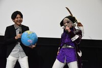 梶裕貴（左）に地球儀を預けて自己紹介するゴー☆ジャス（右）。