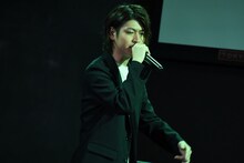 「最後の砦」を披露する横山涼。