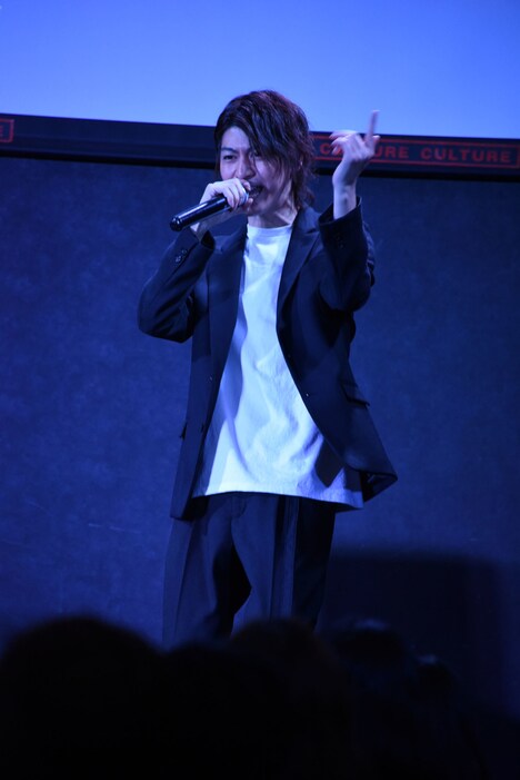 「最後の砦」を披露する横山涼。