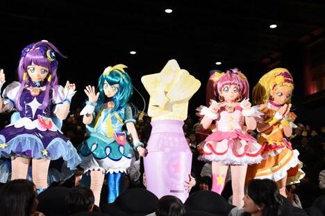 左からキュアセレーネ、キュアミルキー、キュアスター、キュアソレイユ。