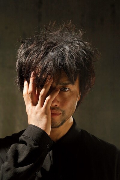 「斎藤工×LESLIE KEE SUPERフォトマガジン『Journey』」より。