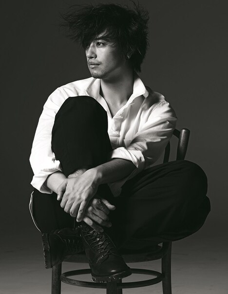 「斎藤工×LESLIE KEE SUPERフォトマガジン『Journey』」より。