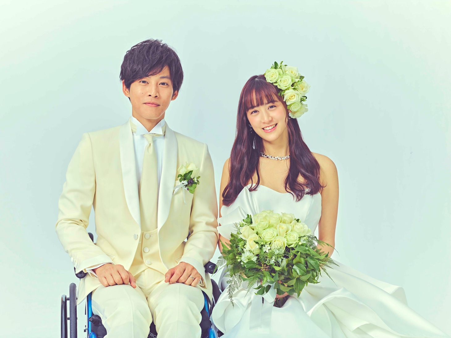 左から松坂桃李演じる鮎川樹、山本美月演じる川奈つぐみ。