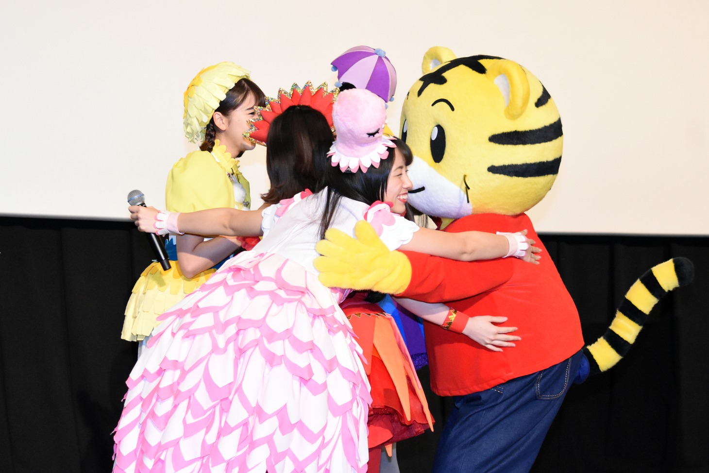 「映画しまじろう『しまじろうとうるるのヒーローランド』」完成披露舞台挨拶の様子。
