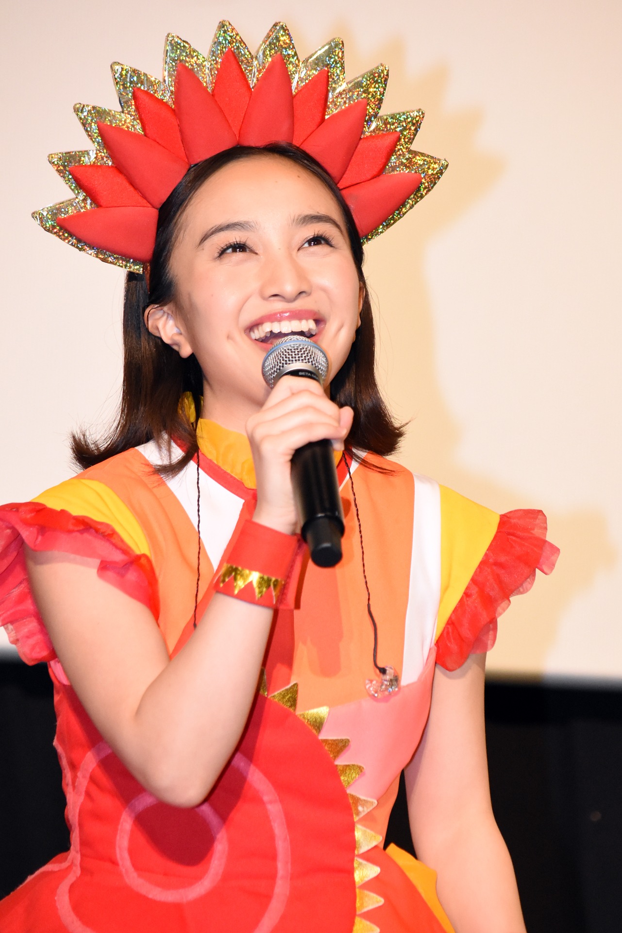 “おひさまかなこちゃん”に扮した百田夏菜子。