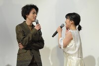 左から成田凌、岸井ゆきの。