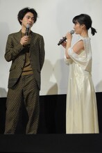 左から成田凌、岸井ゆきの。