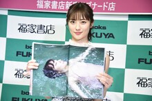 お気に入りカットを紹介する奥山かずさ。