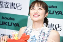 ろうそくの火を消した奥山かずさ。