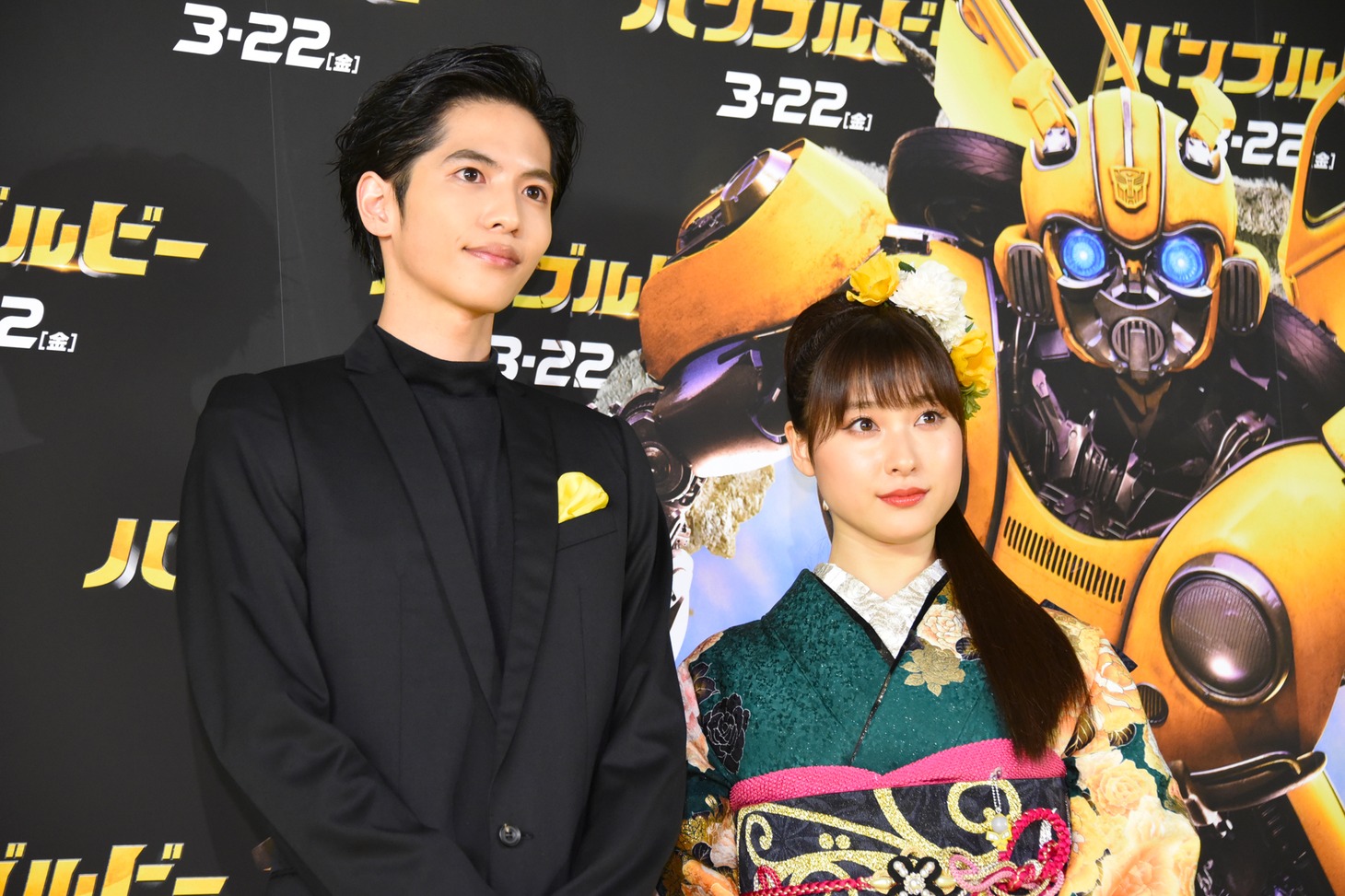 左から志尊淳、土屋太鳳。