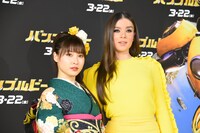 左から土屋太鳳、ヘイリー・スタインフェルド。