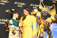 左から土屋太鳳、ヘイリー・スタインフェルド。