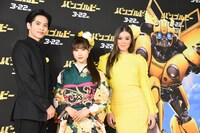 左から志尊淳、土屋太鳳、ヘイリー・スタインフェルド。