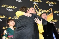 プロデューサーのロレンツォ・ディ・ボナヴェンチュラ（手前）とハグするヘイリー・スタインフェルド（奥）。