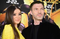 左からヘイリー・スタインフェルド、トラヴィス・ナイト。